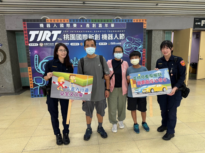 桃园警分局防制交通事故，宣导交安与加强执法併行。（翻摄画面）