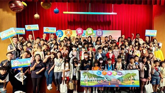 元大金控暨元大文教基金會今日前進台南舉辦「元大幸福日」，由志工陪伴在地偏鄉孩童探索宇宙奧秘。（元大文教基金會提供／林志成台北傳真）