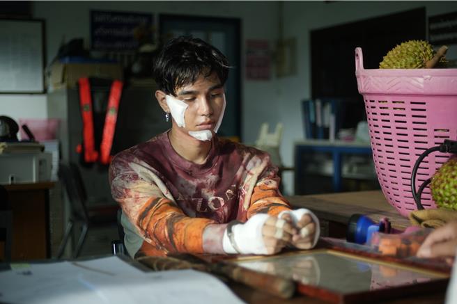 男主角羅杰夫透露為戲遭榴槤砸傷，驚爆暈倒過程曝光。（圖／CATCHPLAY提供）