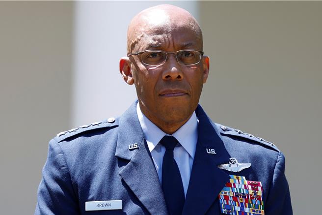 美國防部官員對即將上任的川普政府，可能解僱美軍參謀首長聯席會議主席布朗（Charles Q. Brown Jr.）感到擔憂。（路透社）