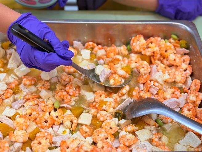 基隆市政府推广食农教育，成功国小带领学童自己动手剥白虾，并制成可口的虾仁餐点。（基市府教育处提供／徐佑升摄）