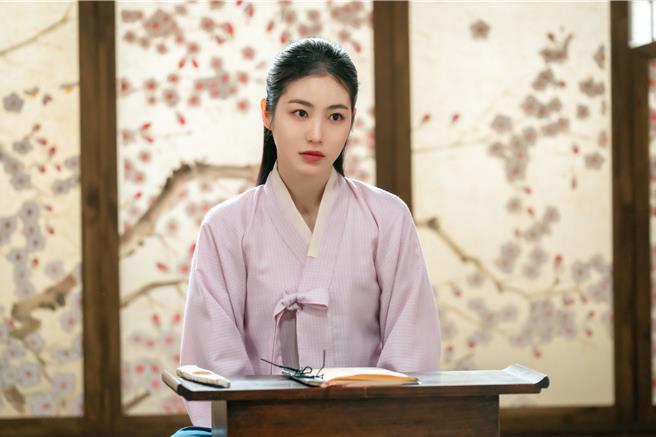 辛叡恩飾演的「許英諝」在《正年》中和金泰梨是死對頭。（Disney＋提供）