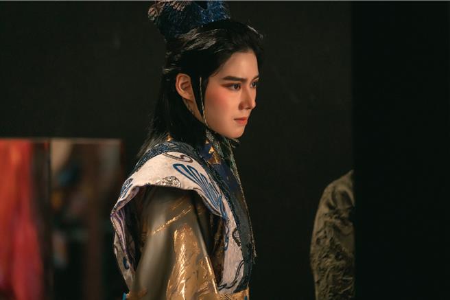 鄭恩彩在《正年》中反串男主角，帥氣模樣電暈觀眾。（Disney＋提供）