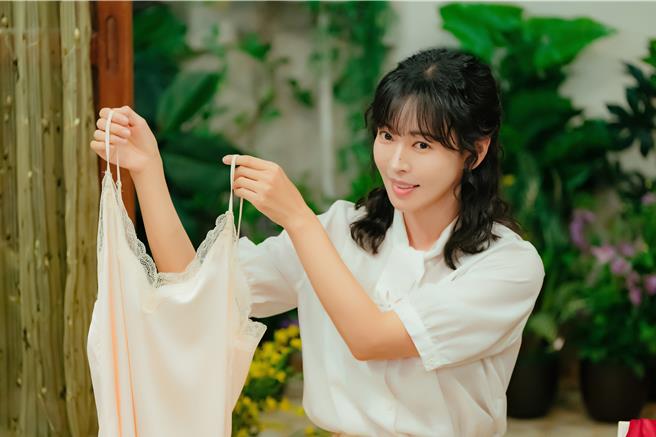 金素妍在《貞淑的推銷》中從尷尬害羞到逐漸發現自己的銷售天賦。（Netflix提供）