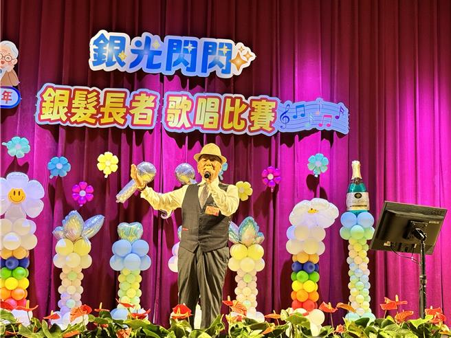 金门「银光闪闪」长者歌唱比赛今日上午在社会福利馆盛大登场，今年各乡镇共有60人报名参赛，报名情形仍相当踊跃。(于家麒摄)