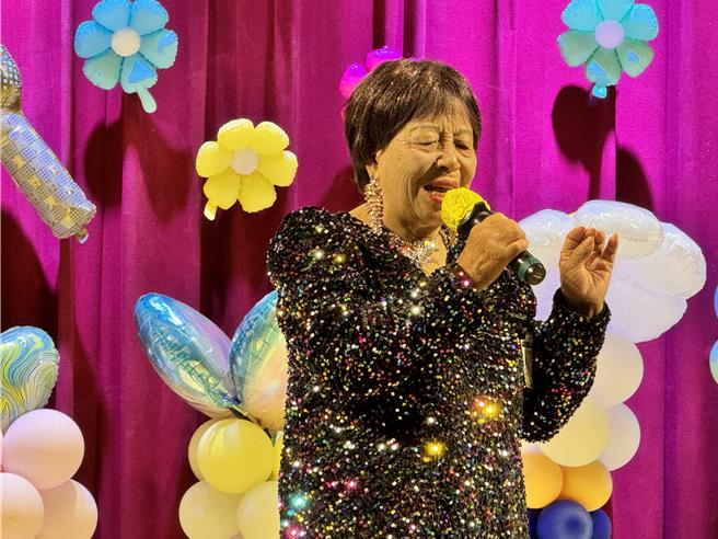 不少参赛的阿公阿嬷们盛装赴会，彷佛参加金曲盛会走上星光大道。(于家麒摄)