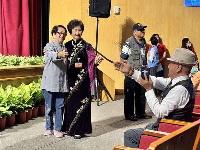 金门县政府连续数年举办银髮族歌唱比赛，期藉此联繫长辈间的情感，达到「以歌会友」、「以歌交心」的效果。(于家麒摄)