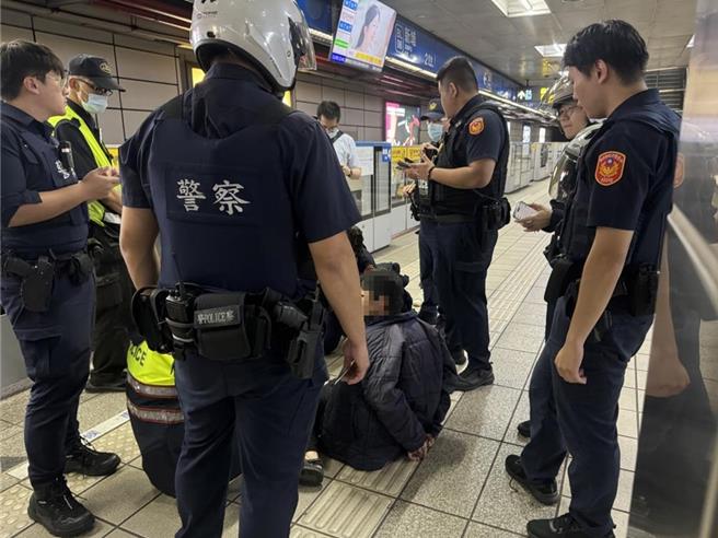 北市1名高中2年级学生昨（8）日晚间搭北捷板南线返家时，在车厢中突遭人持刀袭击，顿时造成学生满脸是血，所幸该高中生以课程中学到的防身技巧即时反抗，成功降低威胁并减轻伤害。图为该凶嫌遭逮。（柯毓庭摄）
