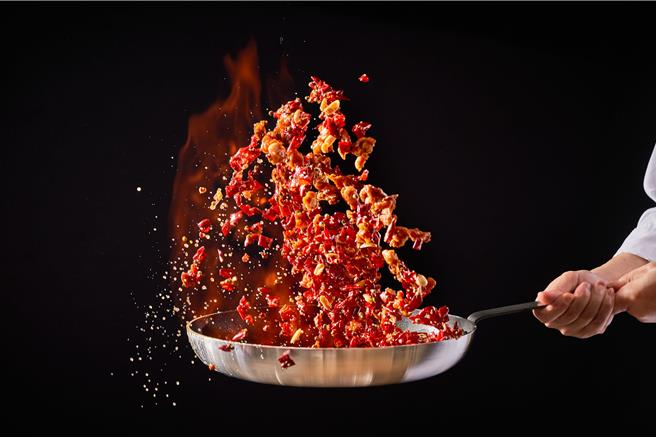 不少民眾在秋冬时节喜欢吃重口味的美食暖身暖胃，饭店业者不约而同推出口味偏重的美食符合民眾秋冬饮食习惯。(台北晶华酒店提供)