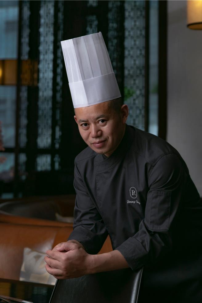 「丽晶轩」中餐厅以正宗「渝派川菜」闻名，掌杓的灵魂人物邓建超主厨入行21年，其擅长各式川菜料理，获奖无数。(台北晶华酒店提供)