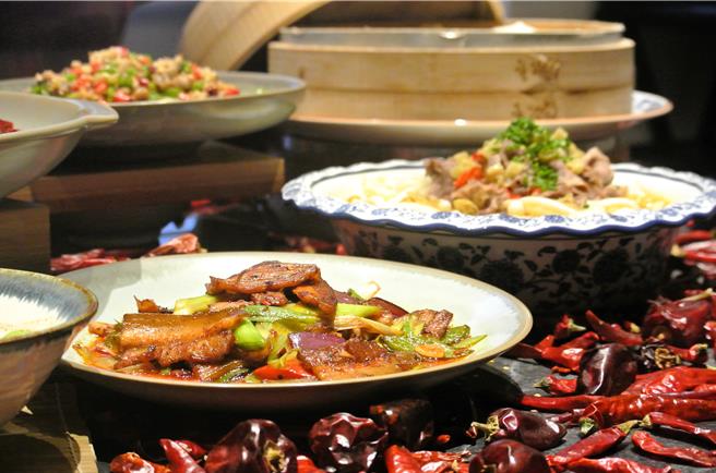 为了让台湾饕客能品尝到「渝派川菜」火辣辣的经典美味，期间限定的「山城扛鼎．江湖美馔」完全原汁原味重现滋味丰富鲜明的重庆美味。(陈韵萍摄)