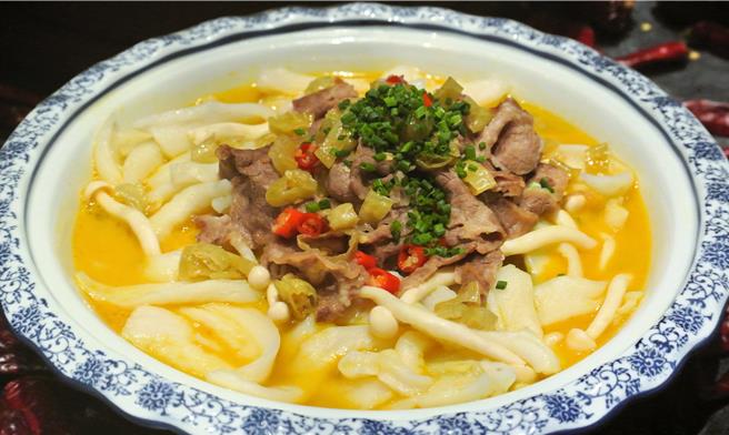 「泡椒酸汤肥牛」展现了不同色泽与风味的酸香爽辣，整道菜最重要的灵魂酸汤，带着勾人食欲的酸香，整体口感层次分明。(陈韵萍摄)