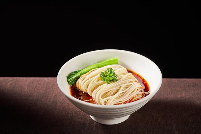 「重庆小麵」手工碱麵搭配以金阳花椒、新一代辣椒、大红袍、花生粒、青花椒等10多种酱料调制而成的油泼辣子，够味带劲。(台北晶华酒店提供)