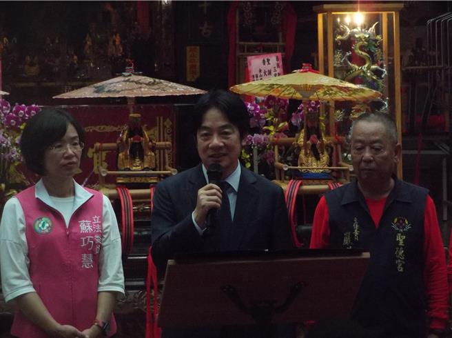 赖清德总统（中）在立委苏巧慧（左）与圣德宫主委严璧山等人陪同下出席「2024半岭访源百二步岭古道健行文化传承活动」。（张铠乙摄）