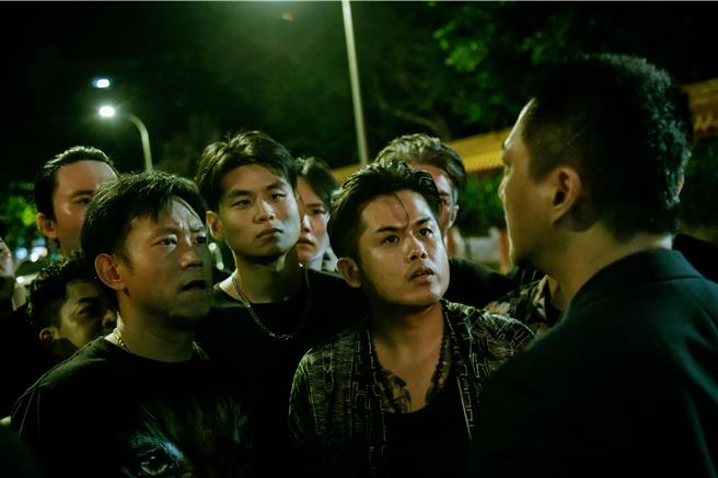 顏正國（左）、張再興率小弟上街與警察抗爭。（公視台語台、華視提供）