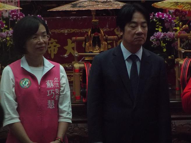 民进党立委苏巧慧（左）与赖清德总统（右）9日出席金山圣德宫举办的「2024半岭访源百二步岭古道健行文化传承活动」。（张铠乙摄）