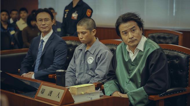 李铭顺（右）饰演公设辩护人「佟宝驹」，剧中为张耀辩护。（CATCHPLAY电影台提供）