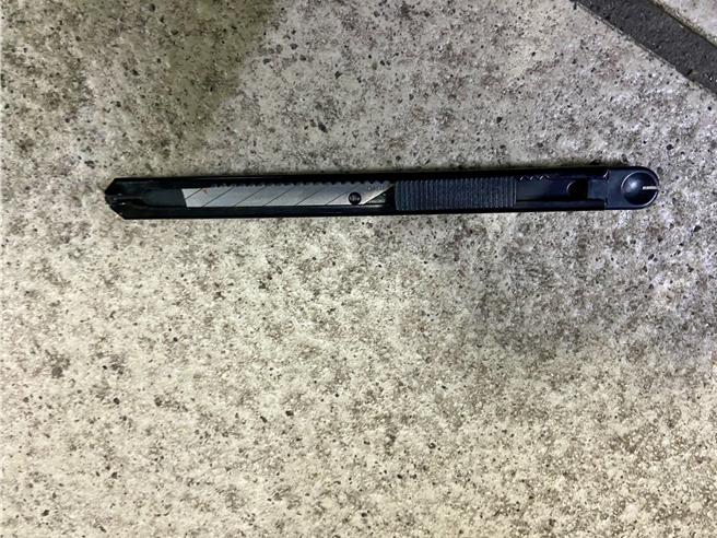 警方查扣凶刀。（海山警分局提供）