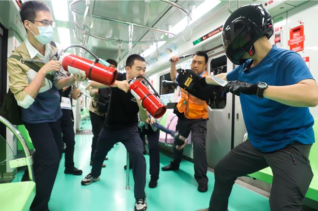 台中捷运公司模拟歹徒在车厢内攻击。（台中市府提供）