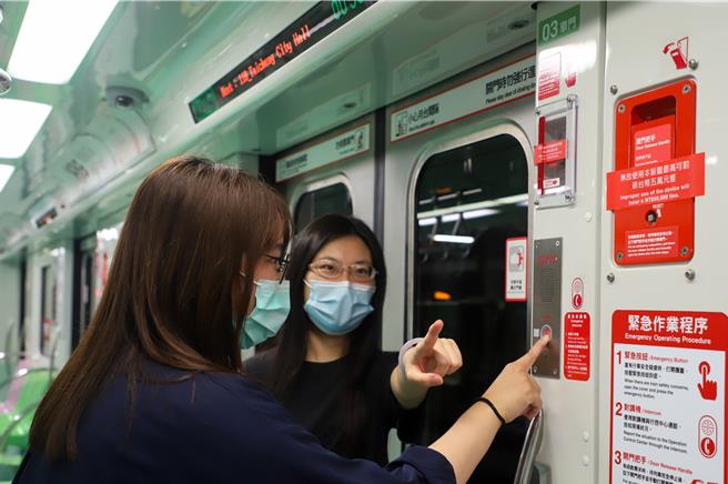 若发生紧急状况，旅客可透过紧急对讲机通报行控中心。（台中市府提供）