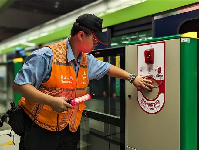 台中捷运月台设有紧急停车按钮。（台中市府提供）