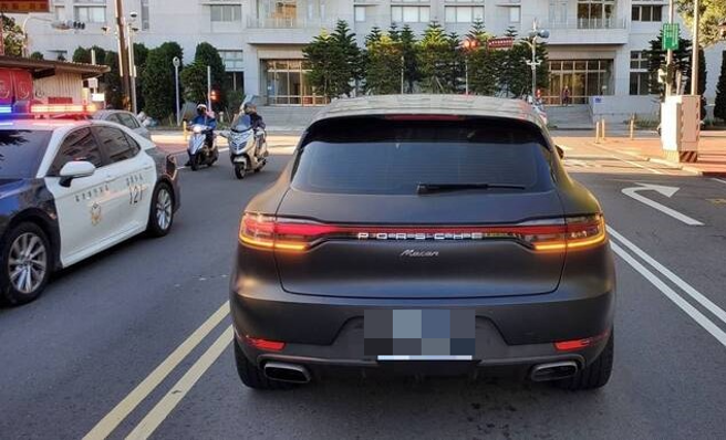 一名26岁刘姓男子代驾保时捷豪车，未料却不慎追撞前方停等红灯的轿车，让保时捷车主24岁林姓男子气炸撂人。（萧宥彤翻摄）