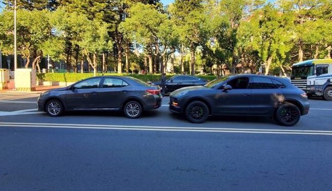 26岁刘姓代驾不慎追撞51岁彭女驾驶的轿车。（萧宥彤翻摄）