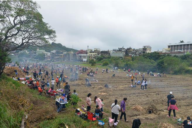 西湖乡农会9日在西湖乡飞龙大桥周边农田，举办甘藷农业体验之旅活动。（苗栗县政府提供／谢明俊苗栗传真）