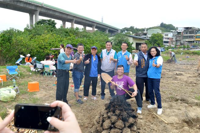 西湖乡农会9日在西湖乡飞龙大桥周边农田，举办甘藷农业体验之旅活动，苗栗县副县长邱俐俐到场与乡亲同乐。（苗栗县政府提供／谢明俊苗栗传真）