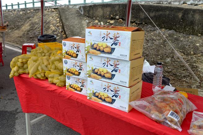 西湖乡农会9日在西湖乡飞龙大桥周边农田，举办甘藷农业体验之旅活动，现场展售西湖乡农会制作的冰藷。（苗栗县政府提供／谢明俊苗栗传真）