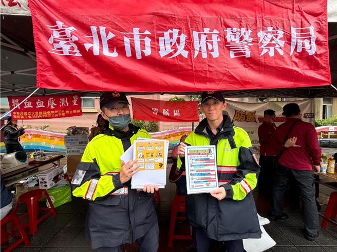 警方到场设摊宣导并维持交通秩序。（翻摄照片／林郁平台北传真）