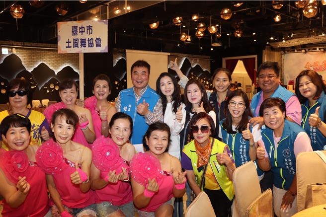 苗栗县体育会广场舞委员会9日邀请北中南多县市同好齐聚一堂交流，苗栗县长锺东锦与夫人陈美琦共同为活动揭开序幕。（苗栗县政府提供／谢明俊苗栗传真）