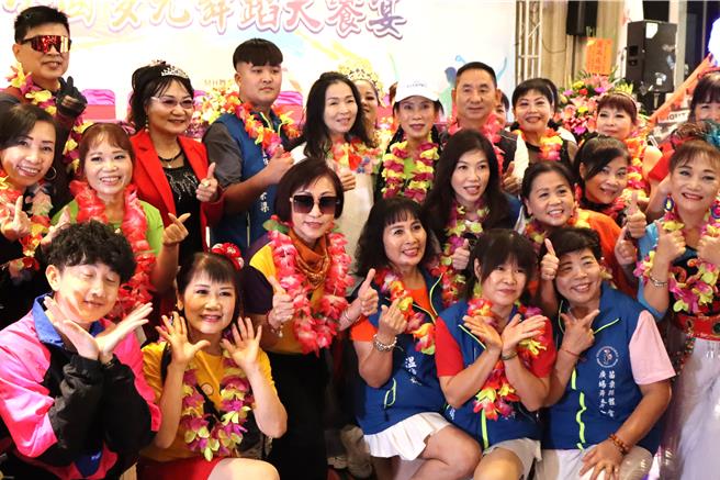 苗栗县体育会广场舞委员会9日邀请北中南多县市同好齐聚一堂交流，苗栗县长锺东锦与夫人陈美琦共同为活动揭开序幕。（苗栗县政府提供／谢明俊苗栗传真）