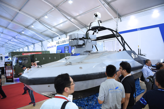 中国国际航空航天博览会11月6日在广东珠海国际航展中心开幕，多种装备亮相，包括察打一体无人机、无人艇、导弹、雷达、装甲车、机枪等。图为云洲察打一体导弹无人艇「瞭望者Ⅱ」。（中新社）