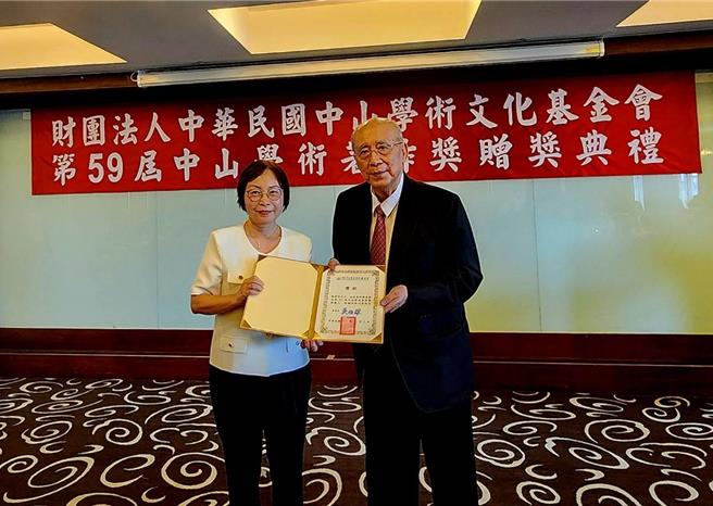 财团法人中山学术文化基金会董事长吴伯雄（右）于今（9）日上午主持第59届中山学术奖颁奖典礼。（主办单位提供）