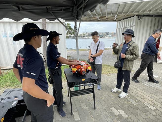 高雄市、金门县消防局参观台南市造价百万的水下机器人操作演练。（台南市消防局提供／程炳璋台南传真）