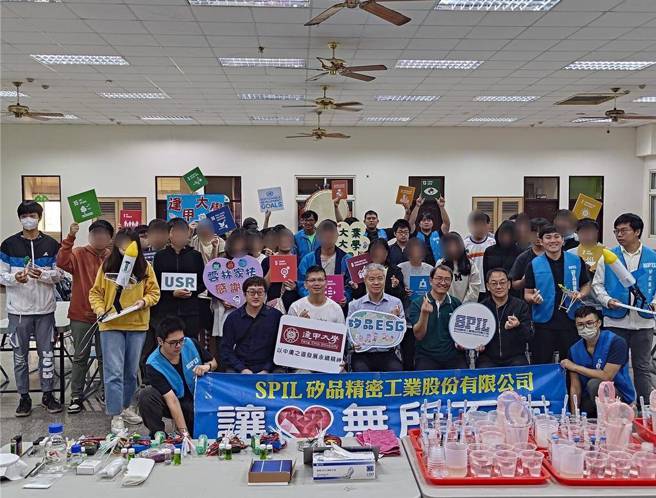 矽品精密工業9日在雲林家扶虎尾希望學園舉辦科普營，為培育未來永續碳排人才作準備。同時預告矽品雲林虎尾新廠即將於2025年落成，斗六廠也在規畫中，可為地方提供眾多就業機會。（張朝欣攝）