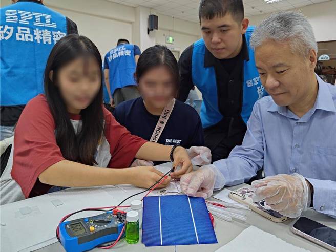 矽品精密工業9日在雲林家扶虎尾希望學園舉辦科普營，為培育未來永續碳排人才作準備。同時預告矽品雲林虎尾新廠即將於2025年落成，斗六廠也在規畫中，可為地方提供眾多就業機會。（張朝欣攝）
