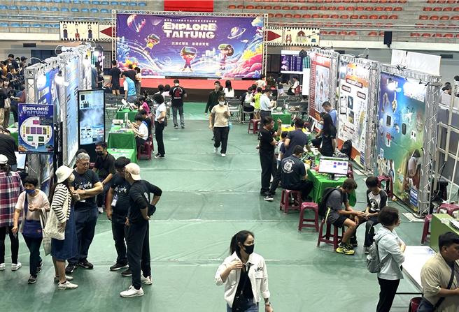 台东县数位科技利用教育学习成果展主题9日在台东县立体育馆举行。（蔡旻妤摄）