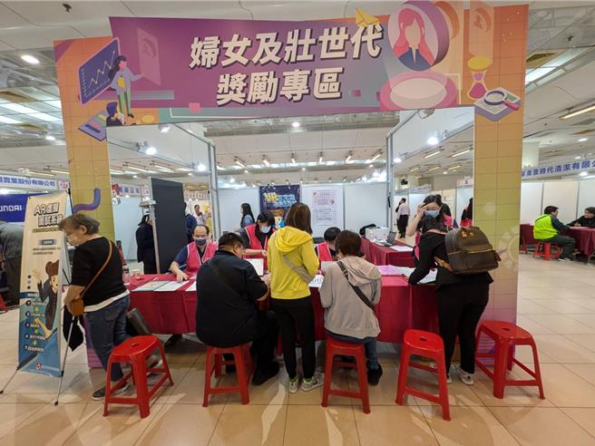 新北年度最大場就業博覽會9日於三重體育館舉辦，大批求職者不畏綿綿細雨，在攤位間來回穿梭，尋覓自己心儀的職缺。（勞工局提供）