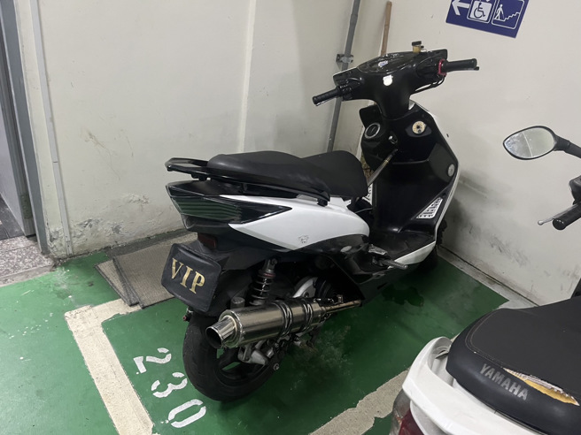 警方於11月2日查獲一起噪音車遮牌違規事件，駕駛人為逃避警方攔查，不顧安全違規蛇行，沿途逃逸，最終仍不敵警方追緝，棄車逃竄。警方隨後通知駕駛到案，並一口氣開出40張罰單，整案依公共危險罪送辦新北地檢署偵辦。（圖警方提供／簡銘柱翻攝）