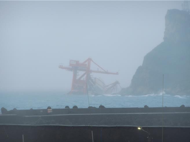 擱淺於新北市野柳岬的大陸籍貨輪「鈺洲啟航」現況。（張鎧乙攝）