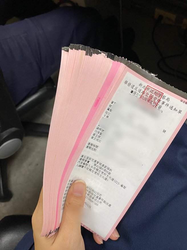 警方於11月2日查獲一起噪音車遮牌違規事件，駕駛人為逃避警方攔查，不顧安全違規蛇行，沿途逃逸，最終仍不敵警方追緝，棄車逃竄。警方隨後通知駕駛到案，並一口氣開出40張罰單，整案依公共危險罪送辦新北地檢署偵辦。（圖警方提供／簡銘柱翻攝）