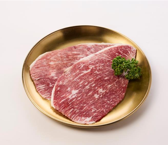 11月30日前，民眾带着最爱韩星的照片，到韩式烧肉品牌「金咕」点1客多人套餐，就送价值480元「极选霜降和牛」1份。(王品集团提供)