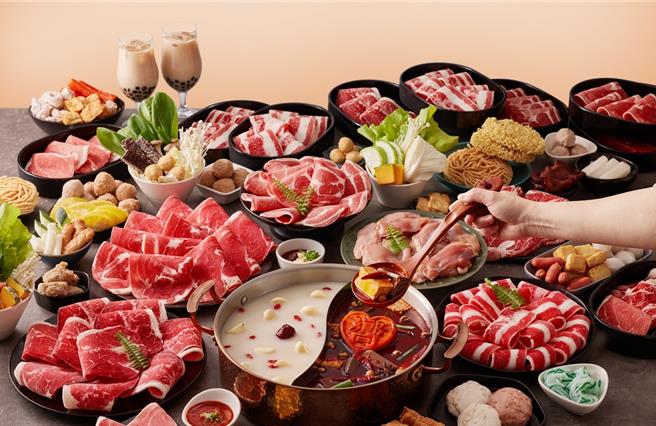 和牛麻辣锅「向辣」推出限定优惠抢攻双11商机，每单笔消费满千、结帐出示王品「疯美食」APP优惠券，立享折抵111元。(王品集团提供)