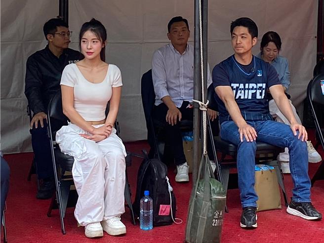台北市长蒋万安（右）9日参与韩台篮球友谊交流赛，韩级拉拉队员李多慧（左）也现身担任韩国名誉宣传大使。（丁上程摄）