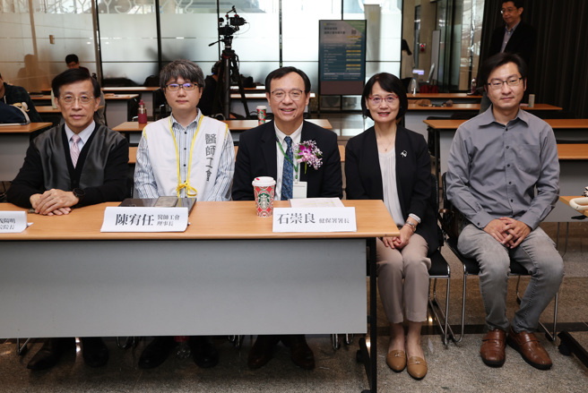 台北市医师职业工会9日举行「健保论坛暨医师工会年度大会」，嘉义阳明医院院长谢景祥（左起）、台北市医师职业工会陈宥任、健保署长石崇良、前健保署副署长蔡淑铃、台北市医师职业工会前理事长黄致翰出席。（姚志平摄）