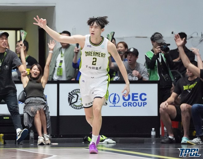 马建豪投进三分球比出进球手势庆祝。(TPBL提供)
