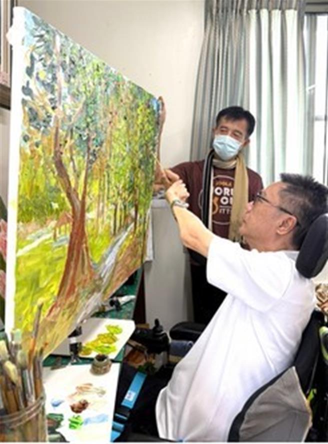 黃清助與莊玉明老師共同研究油畫。（黃清助提供／廖素慧嘉市傳真）