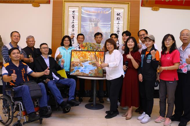 黃清助開個展，市長黃敏惠期勉繼續創作，鼓舞更多人發揮生命無限可能。（廖素慧攝）